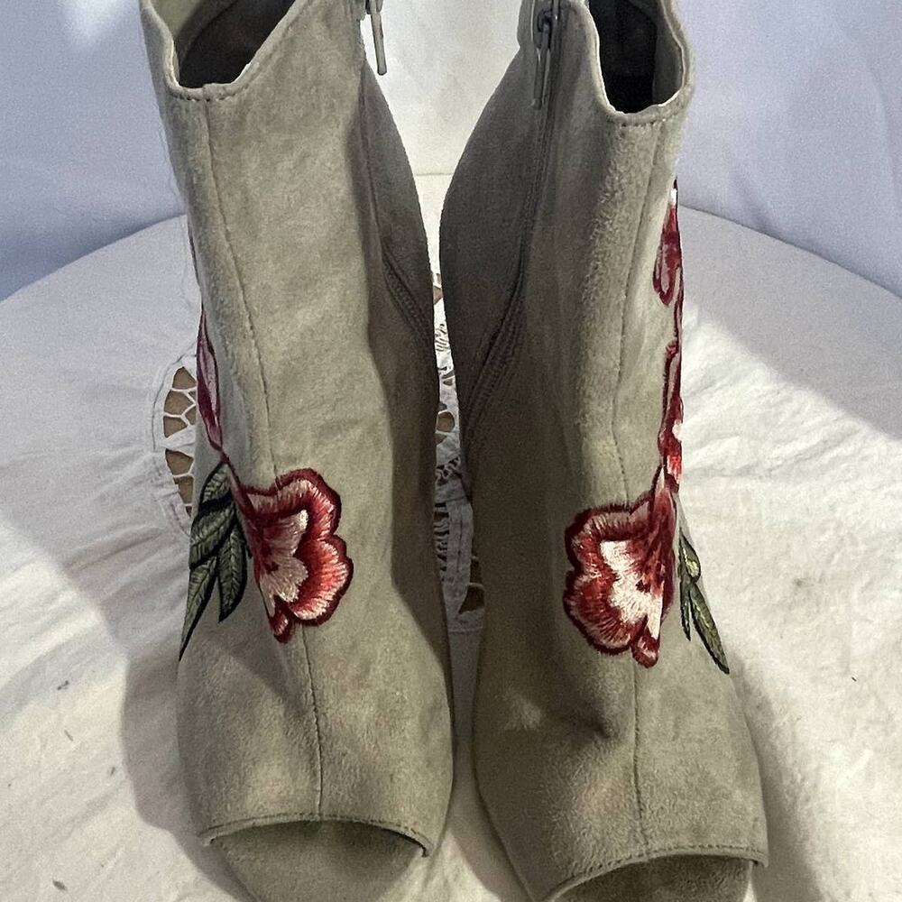 Wild Diva Women's Size 8 Tan Faux Suede Embroidered Rose Open Toe Booties